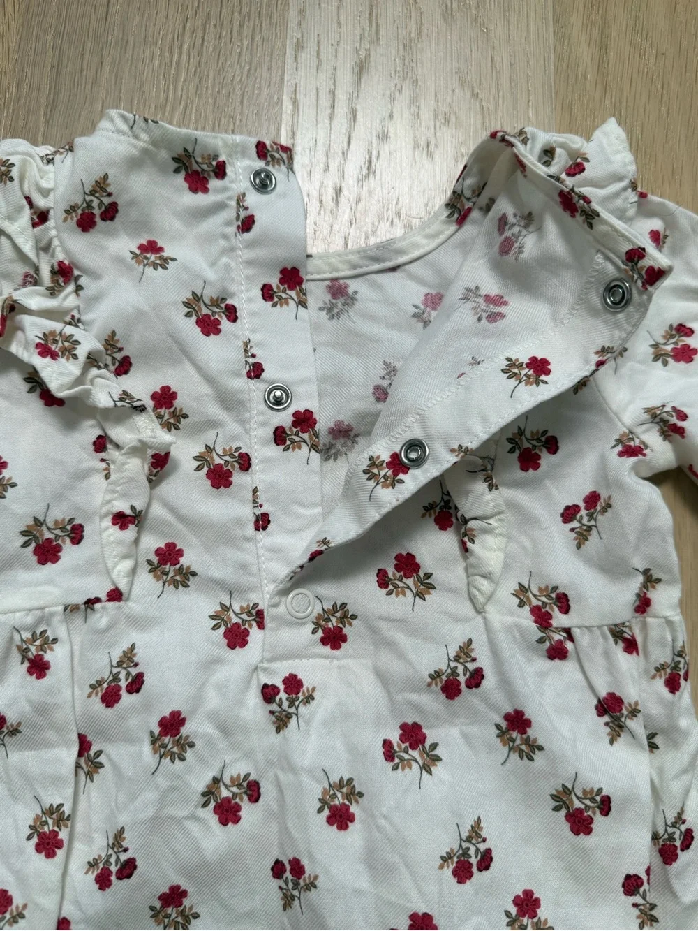 Carter’s 12 month floral onsie🌹